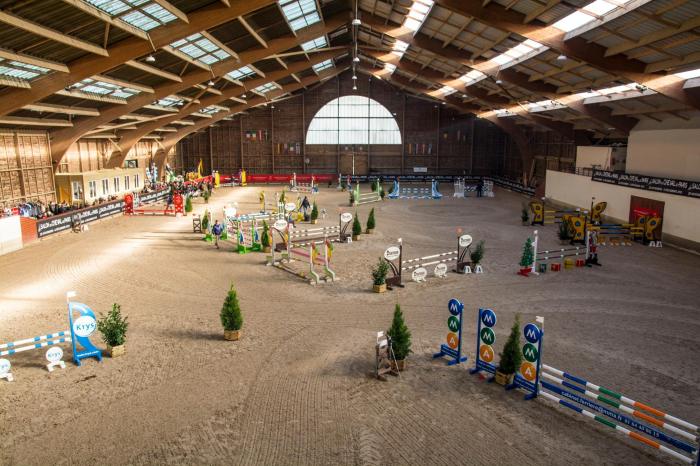 nombreux manèges et carrières pour chevaux et poneys